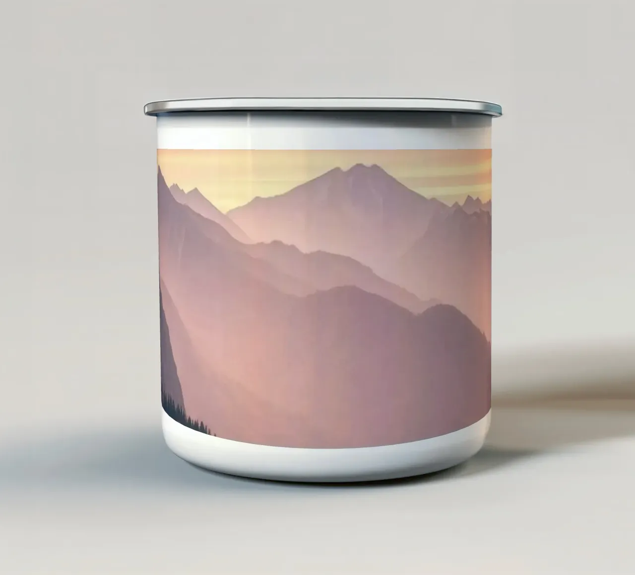 Il tramonto sulle montagne crea un'atmosfera calma e astratta. tazza in smalto da DesignDoodle