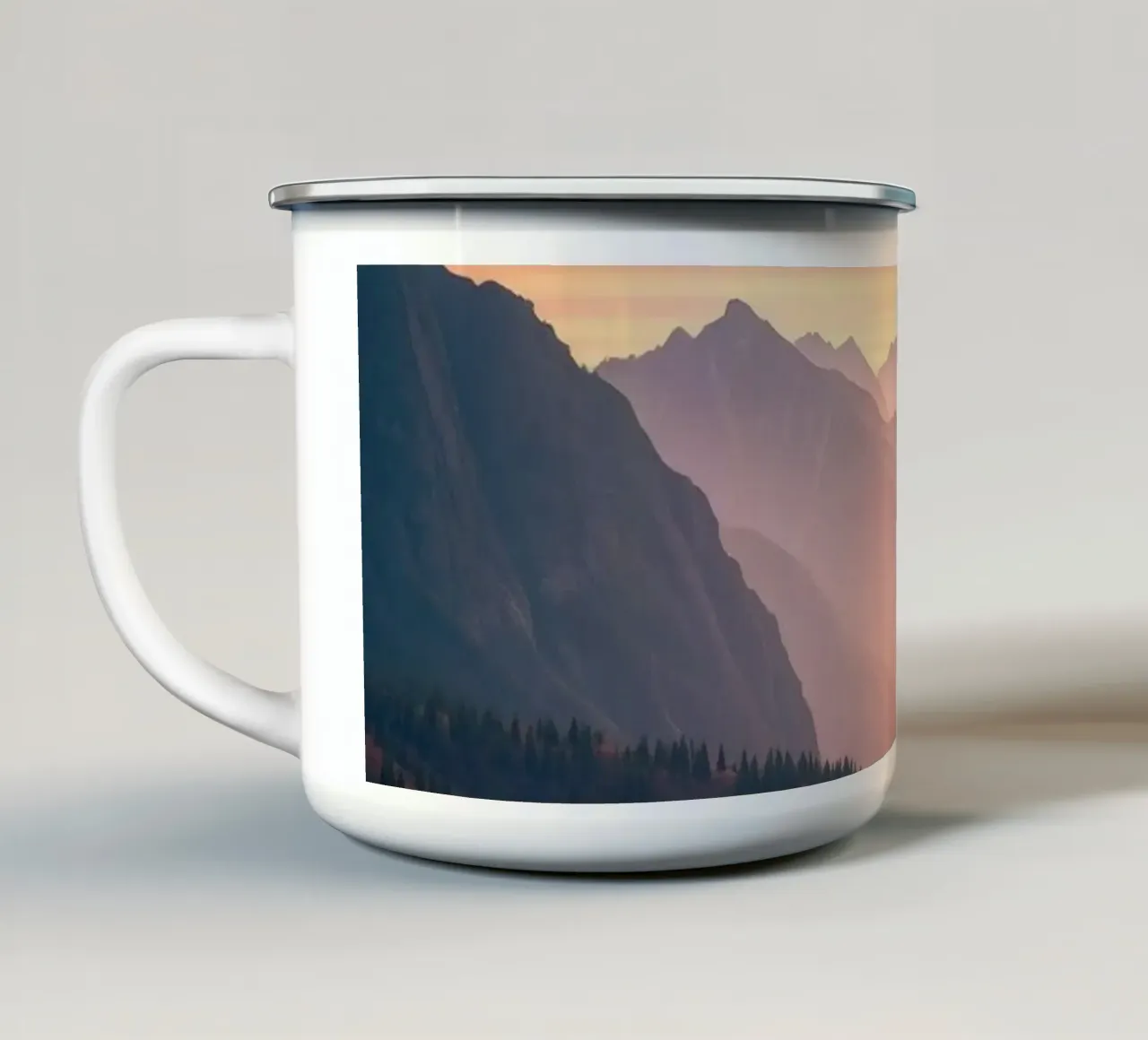 Il tramonto sulle montagne crea un'atmosfera calma e astratta. tazza in smalto da DesignDoodle