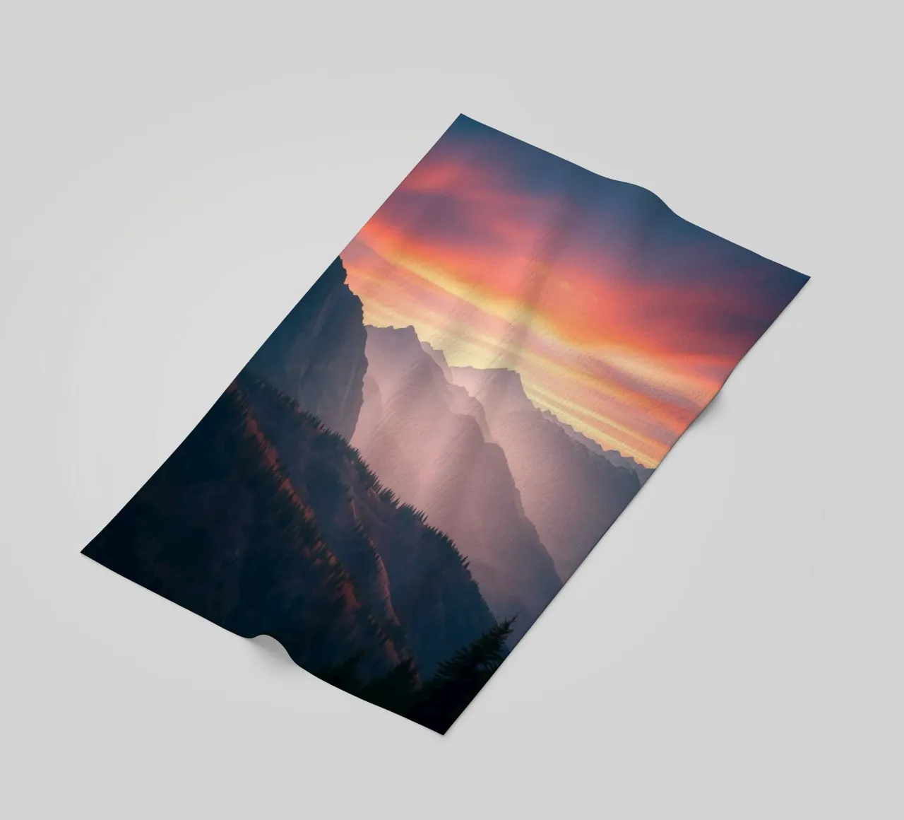 Il tramonto sulle montagne crea un'atmosfera calma e astratta. telo mare da DesignDoodle