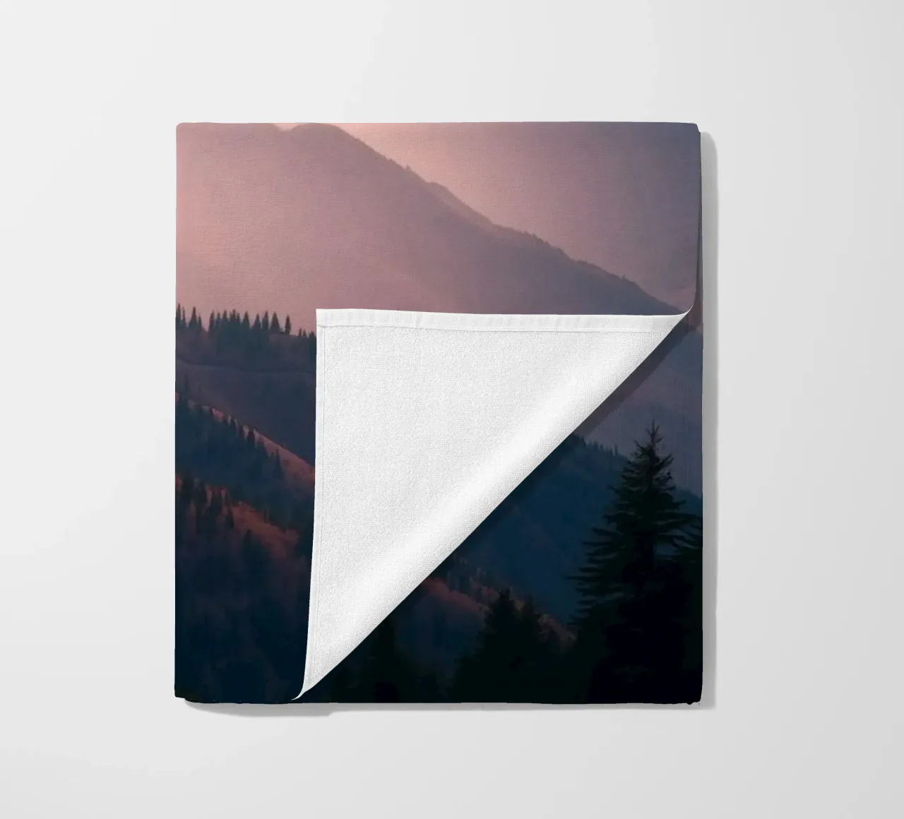 Il tramonto sulle montagne crea un'atmosfera calma e astratta. telo mare da DesignDoodle
