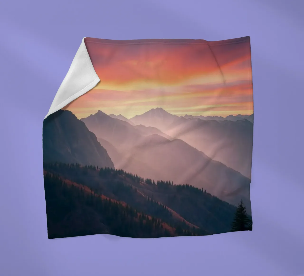 Atemberaubender Sonnenuntergang über den Bergen schafft eine ruhige und abstrakte Fleecedecke von DesignDoodle