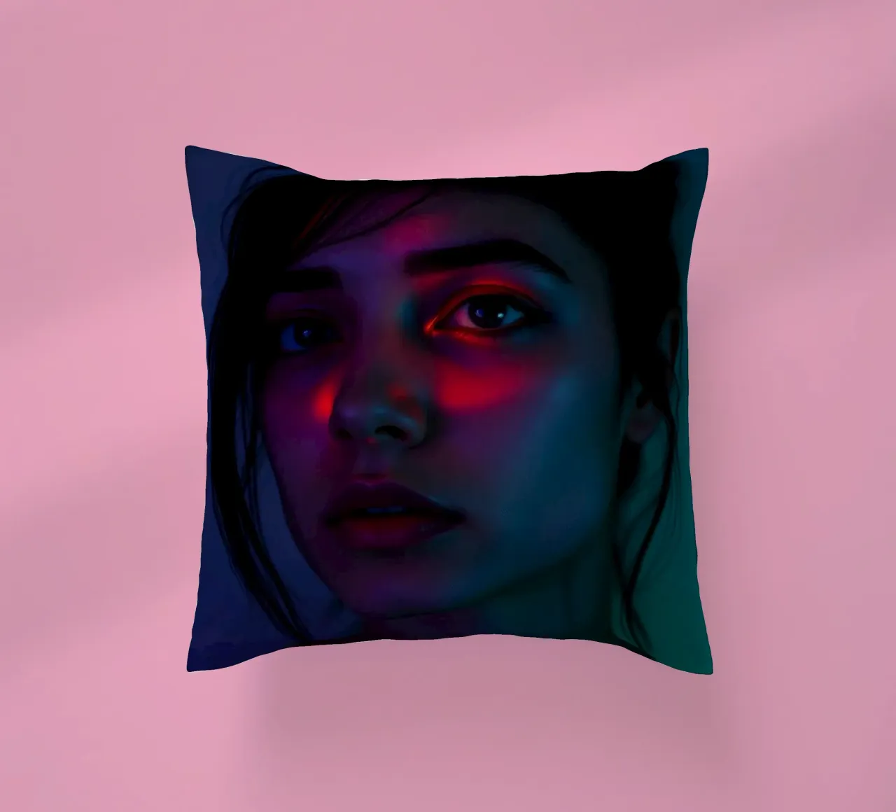 ritratto di una giovane donna che evidenzia luci e ombre cuscino da DesignDoodle