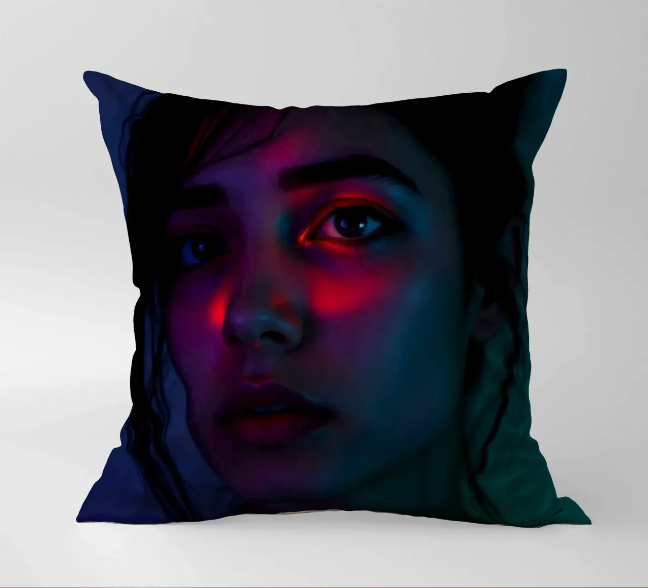 ritratto di una giovane donna che evidenzia luci e ombre cuscino da DesignDoodle