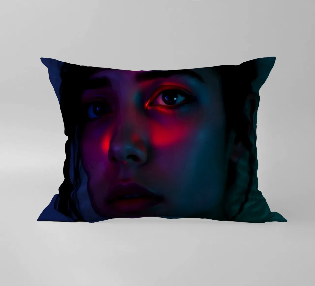 ritratto di una giovane donna che evidenzia luci e ombre cuscino da DesignDoodle