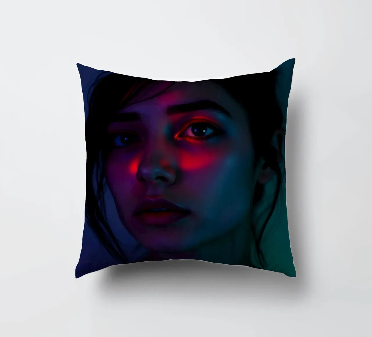 ritratto di una giovane donna che evidenzia luci e ombre cuscino da DesignDoodle
