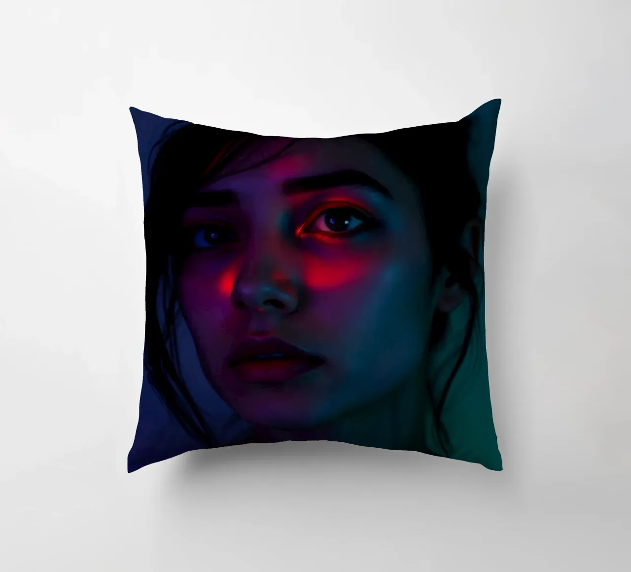 ritratto di una giovane donna che evidenzia luci e ombre cuscino da DesignDoodle
