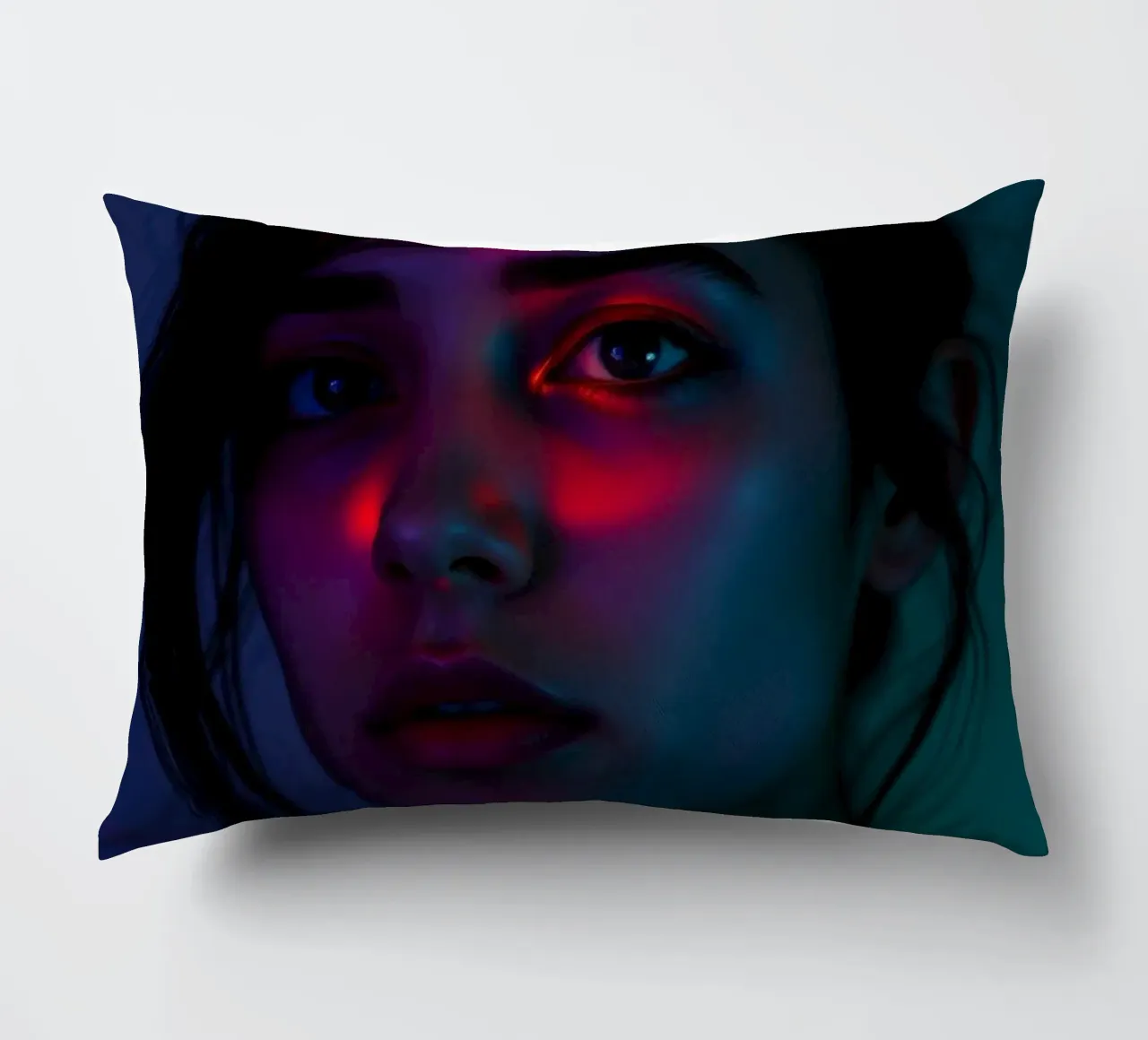 ritratto di una giovane donna che evidenzia luci e ombre cuscino da DesignDoodle