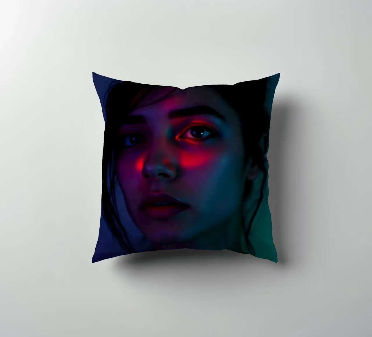 ritratto di una giovane donna che evidenzia luci e ombre cuscino da DesignDoodle