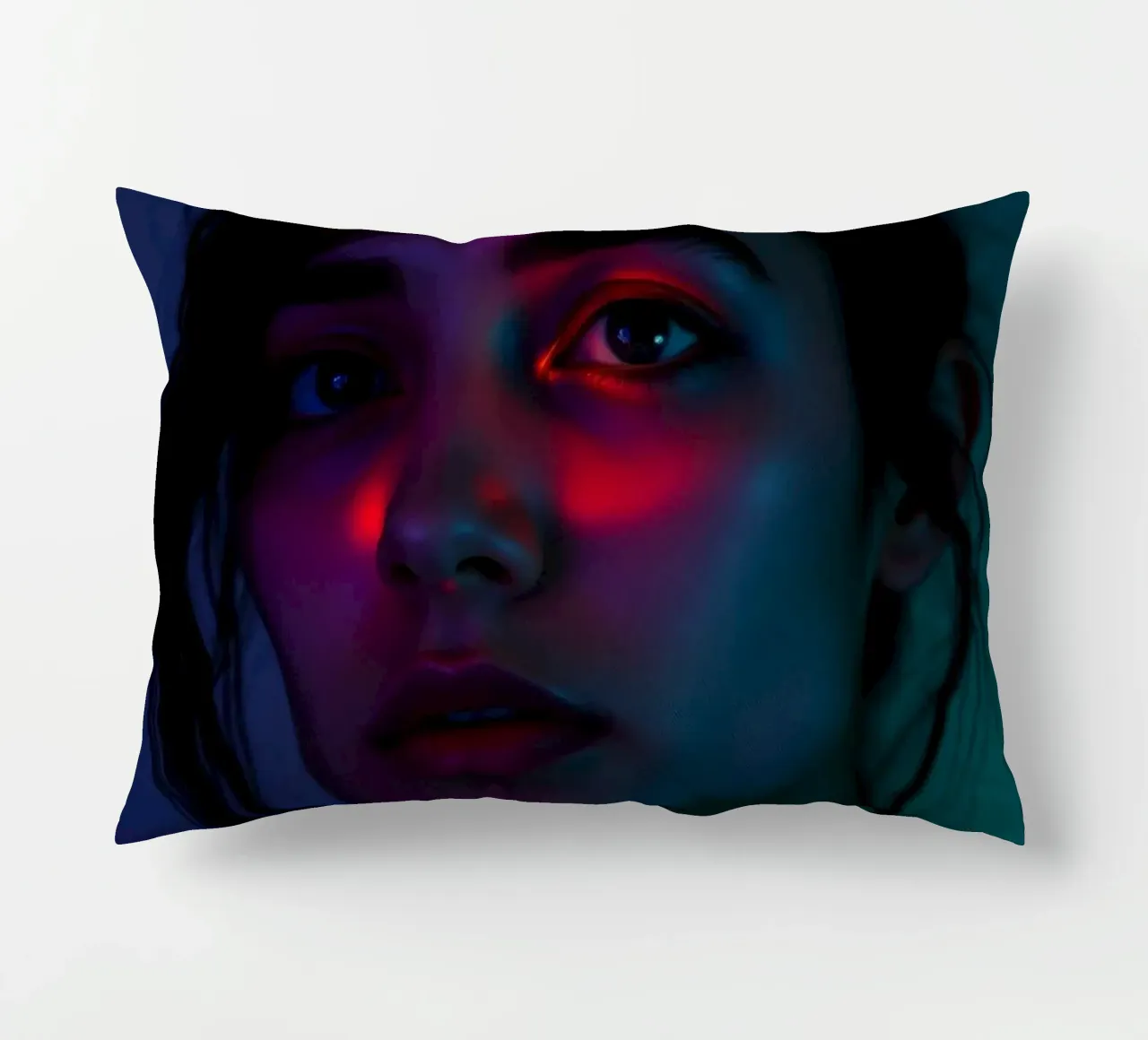 ritratto di una giovane donna che evidenzia luci e ombre cuscino da DesignDoodle