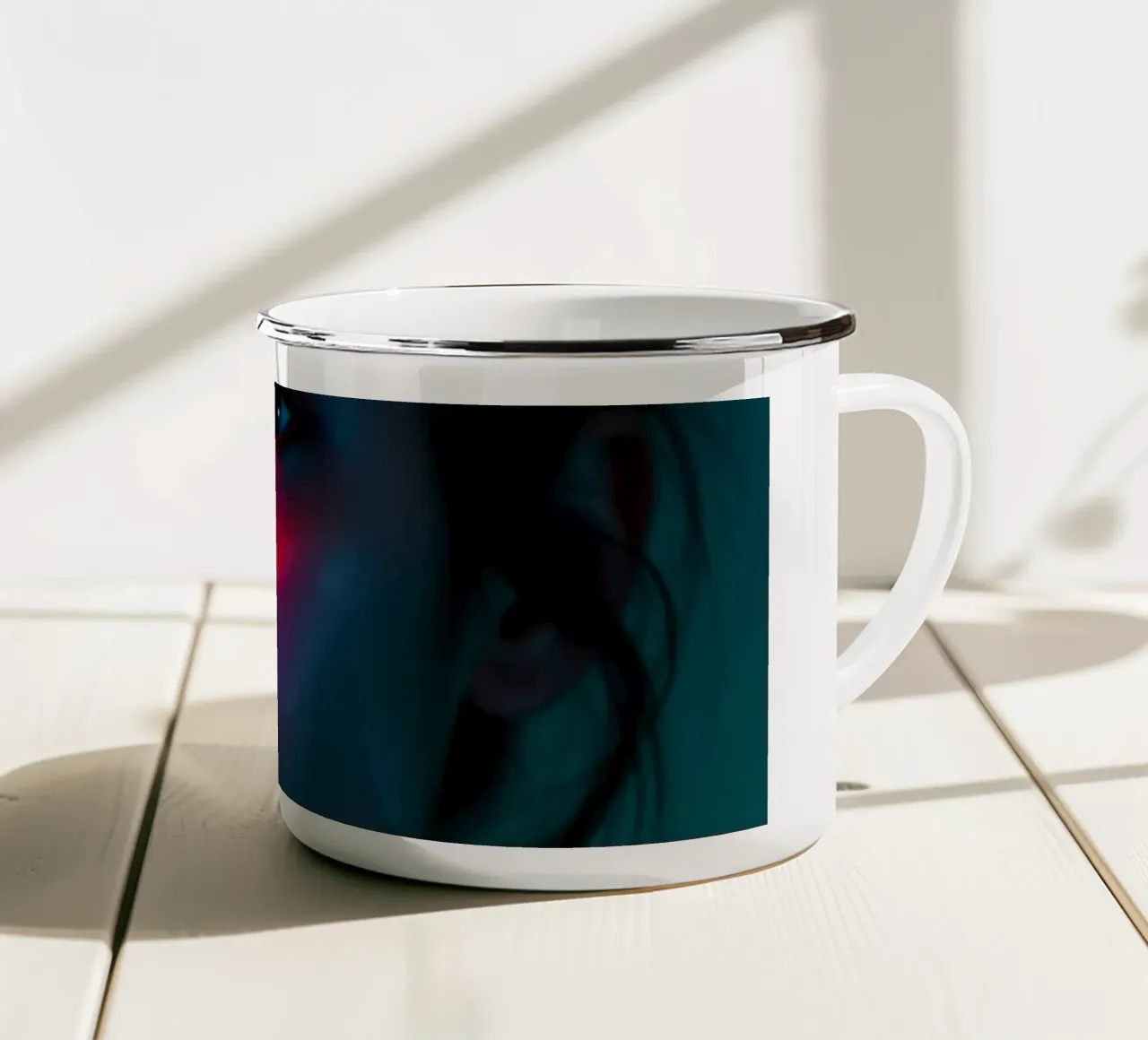 ritratto di una giovane donna che evidenzia luci e ombre tazza in smalto da DesignDoodle