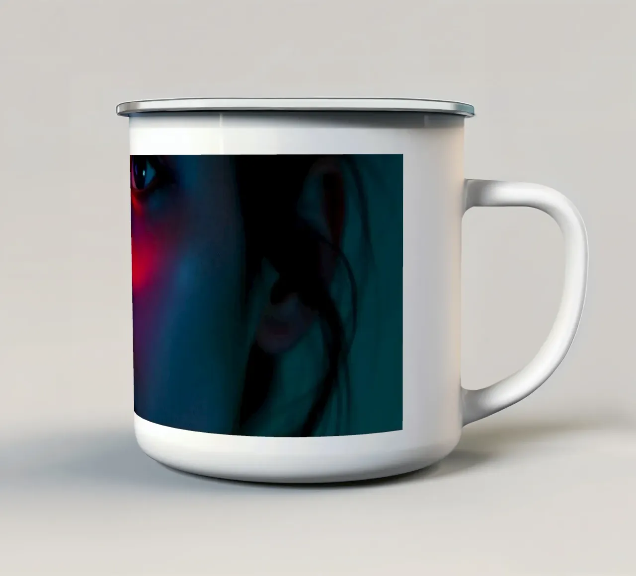 ritratto di una giovane donna che evidenzia luci e ombre tazza in smalto da DesignDoodle