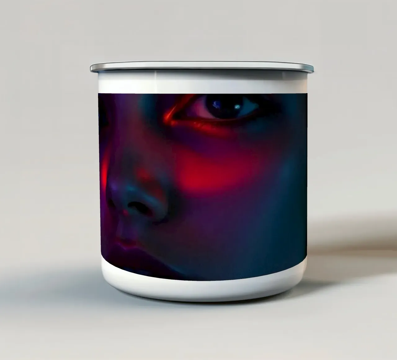 ritratto di una giovane donna che evidenzia luci e ombre tazza in smalto da DesignDoodle