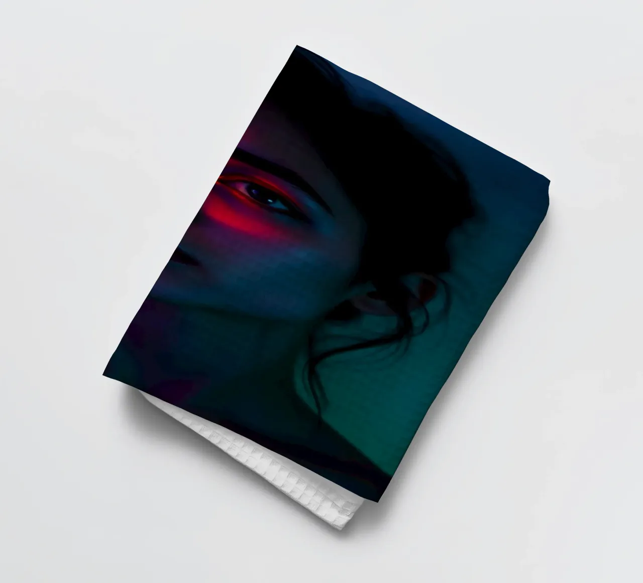 portrait d'une jeune femme mettant en valeur les ombres et les lumières torchon de DesignDoodle