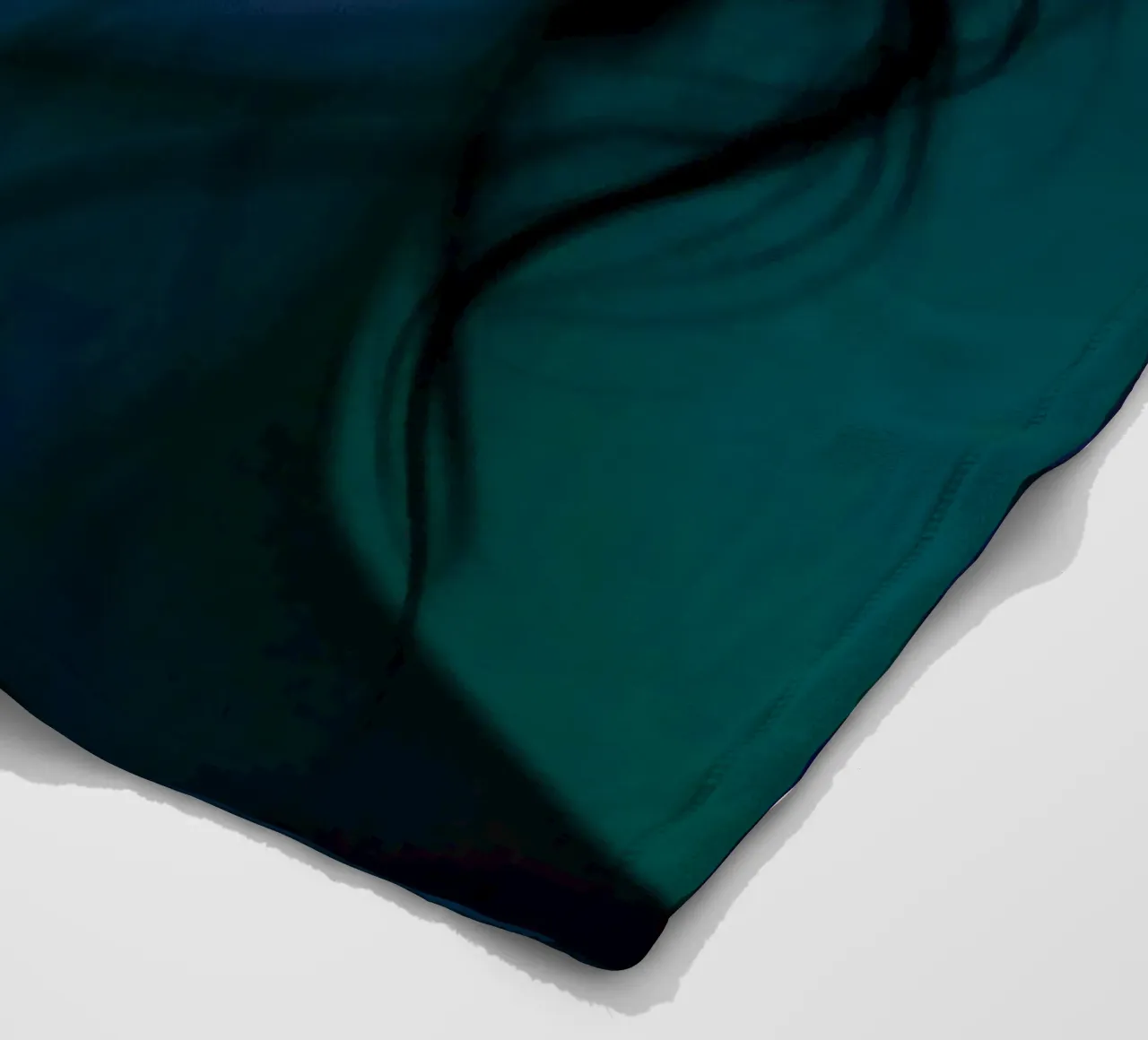 ritratto di una giovane donna che evidenzia luci e ombre coperta in pile da DesignDoodle