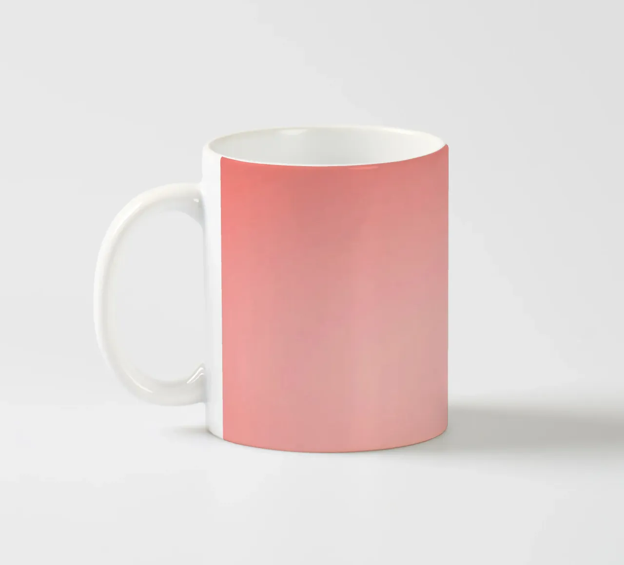 Zacht verlopende achtergrond in warme roze tinten keramische mok van DesignDoodle