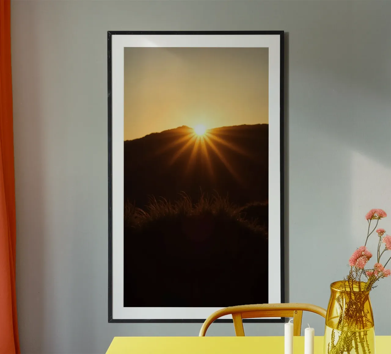 Coucher de soleil éclatant sur le flanc d'une colline poster avec cadre en aluminium de DesignDoodle