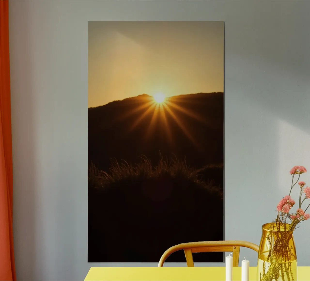 Coucher de soleil éclatant sur le flanc d'une colline poster avec cadre en aluminium de DesignDoodle