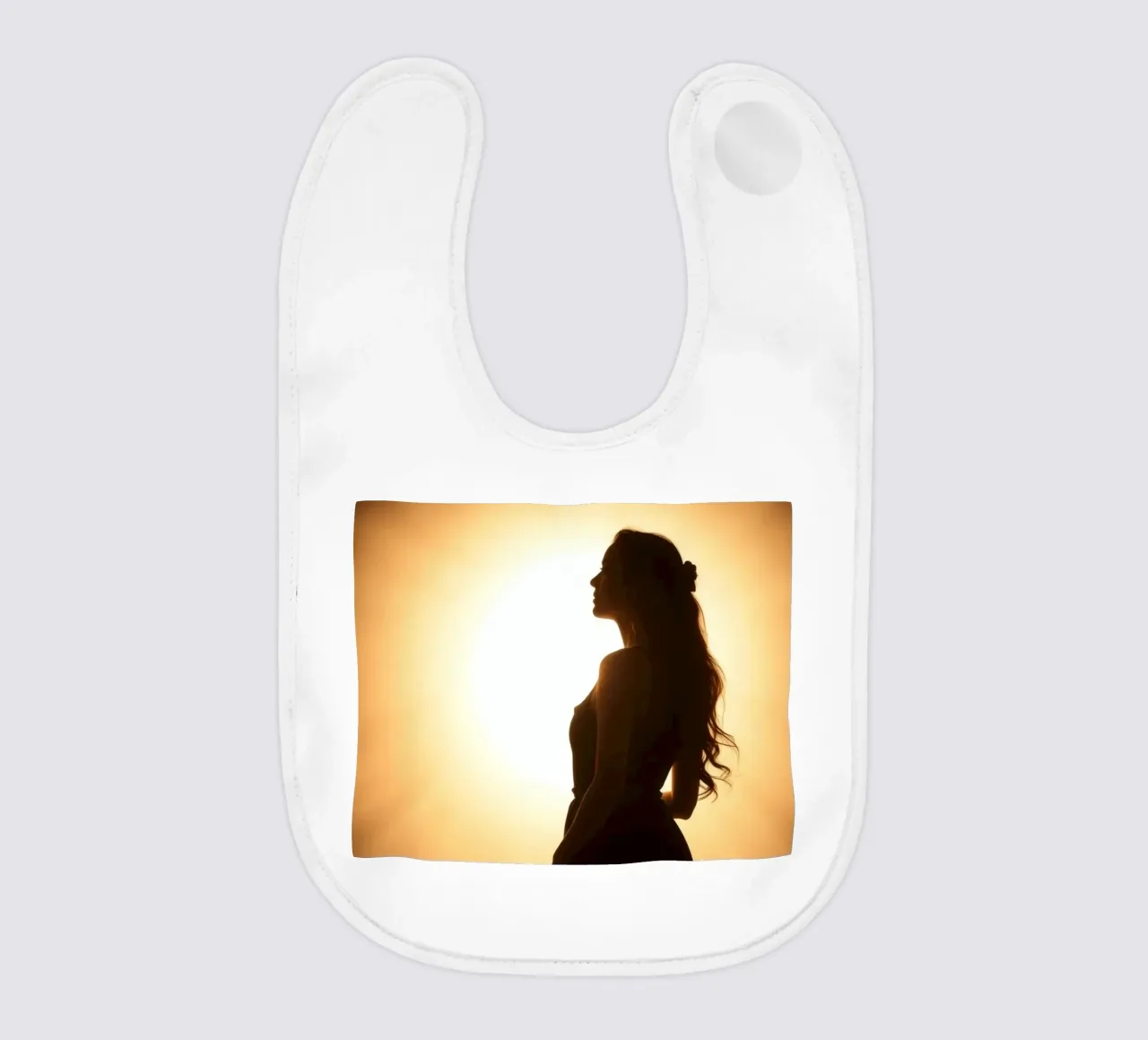 Elegante Silhouette einer Frau in einem fließenden Kleid Babylätzchen von DesignDoodle