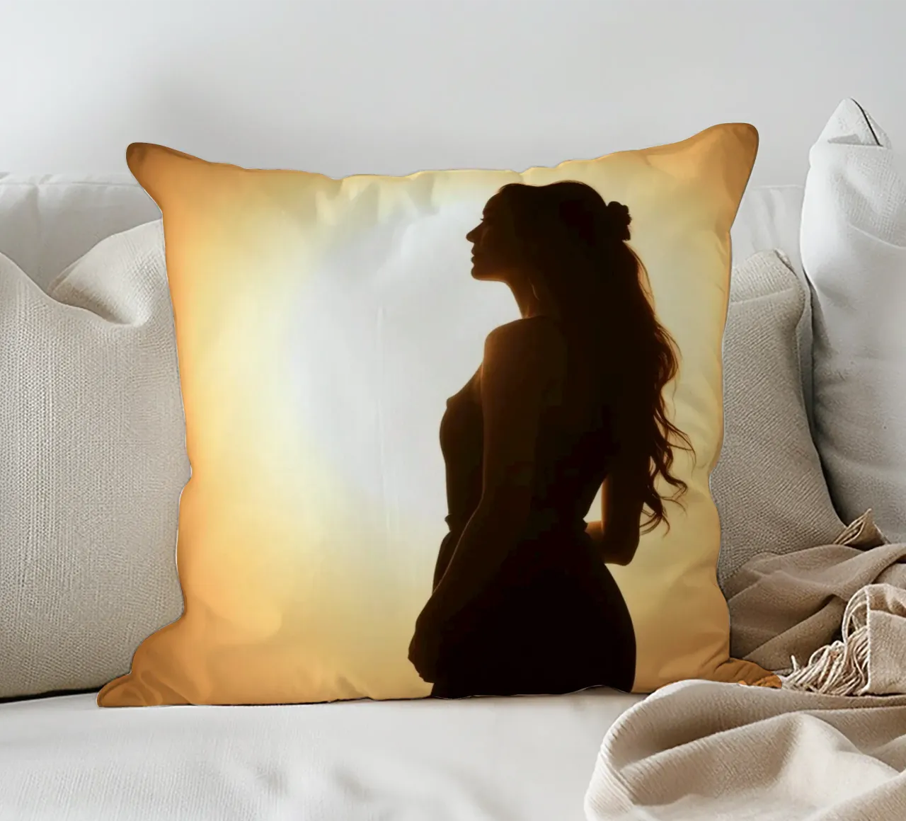 Elegante silhouette di donna in abito fluente cuscino da DesignDoodle