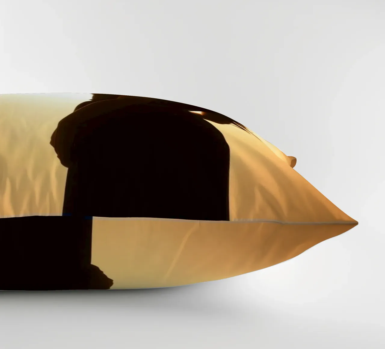 Elegante silhouette di donna in abito fluente cuscino da DesignDoodle