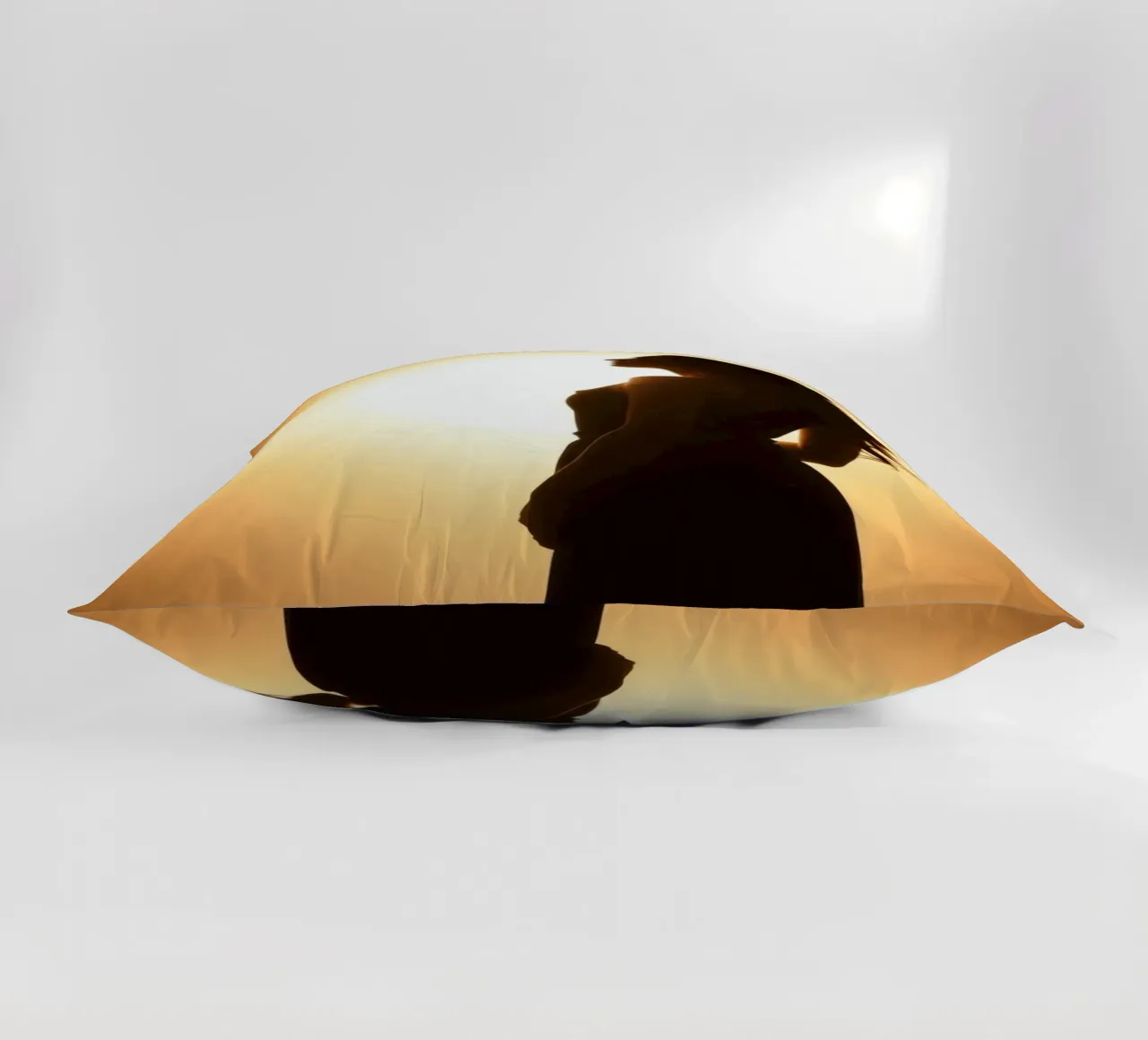 Elegante silhouette di donna in abito fluente cuscino da DesignDoodle