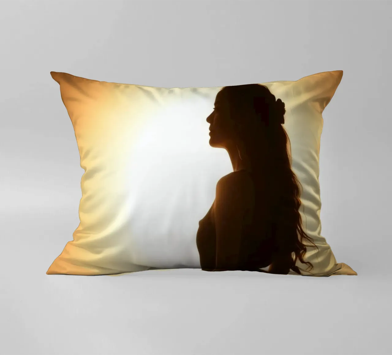 Elegante silhouette di donna in abito fluente cuscino da DesignDoodle