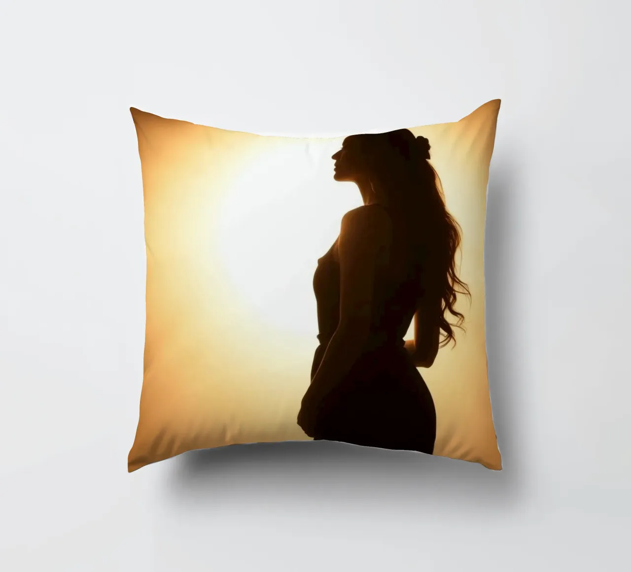 Elegante silhouette di donna in abito fluente cuscino da DesignDoodle
