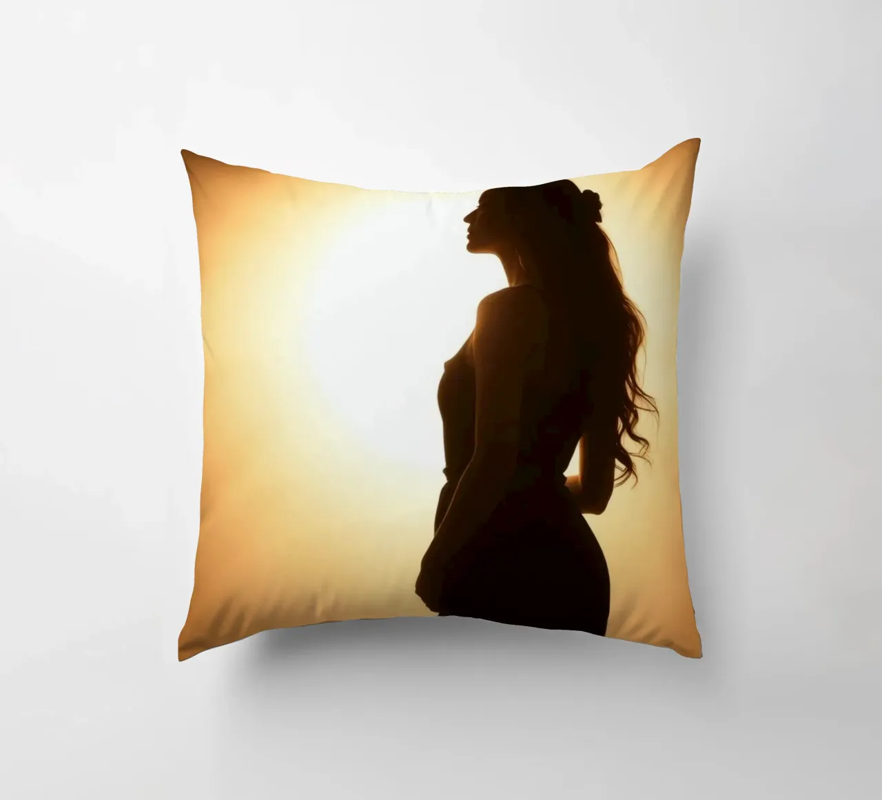 Elegante silhouette di donna in abito fluente cuscino da DesignDoodle