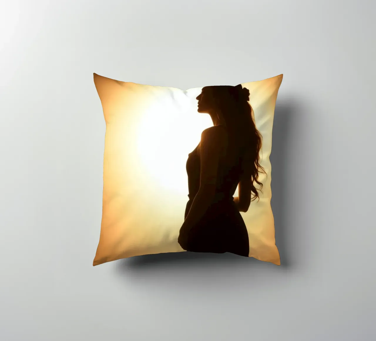 Elegante silhouette di donna in abito fluente cuscino da DesignDoodle