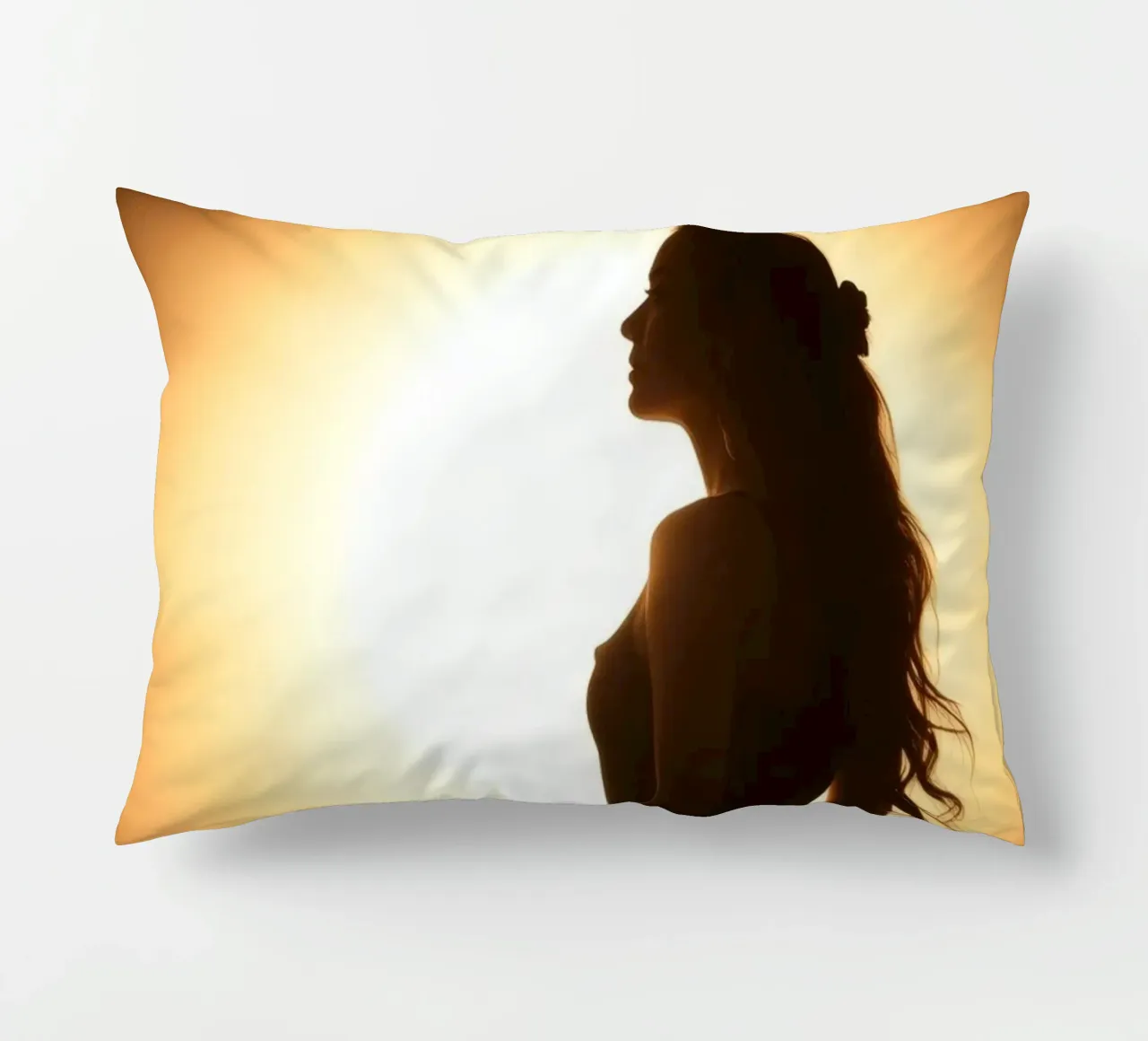 Elegante silhouette di donna in abito fluente cuscino da DesignDoodle