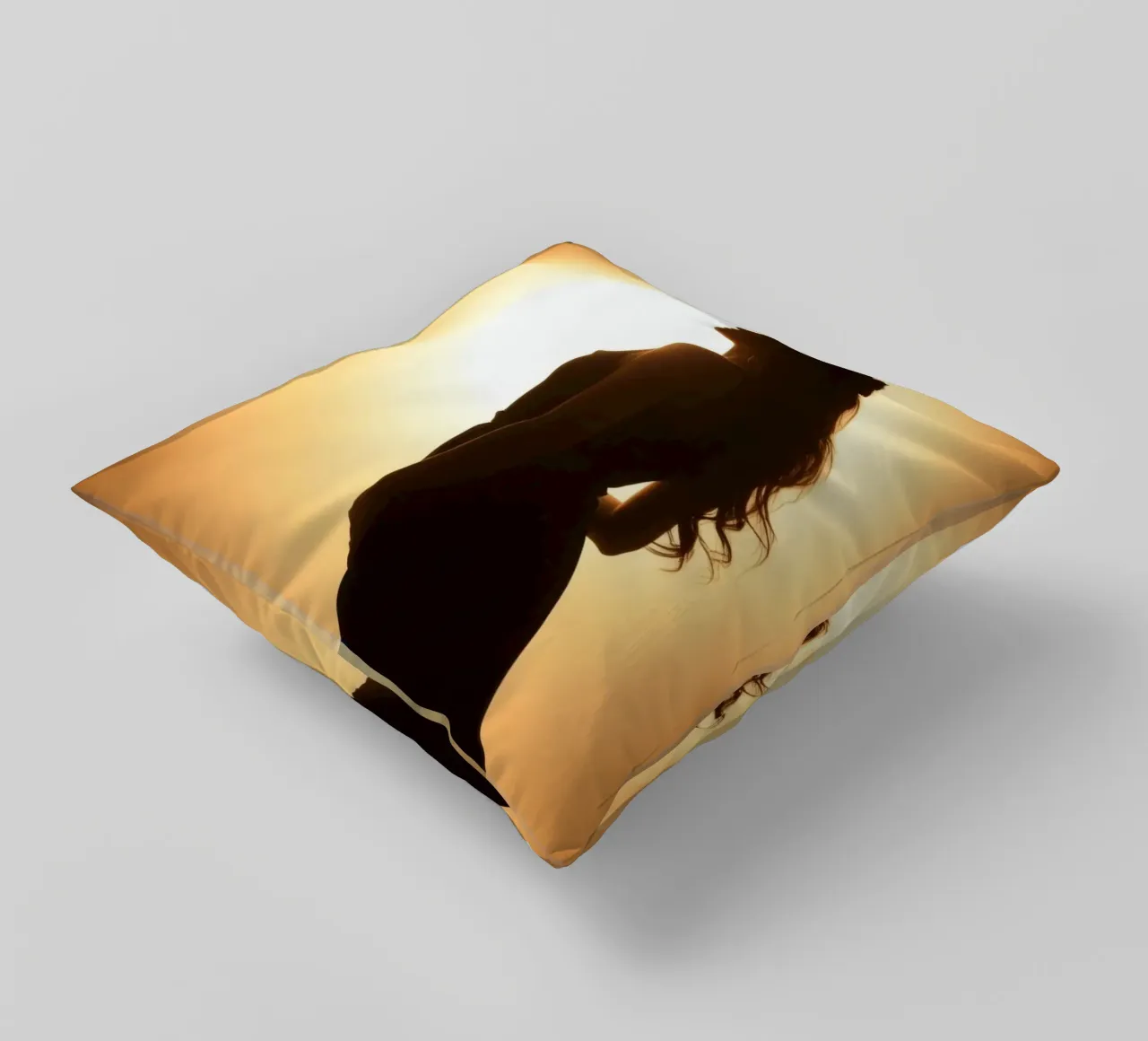 Elegante silhouette di donna in abito fluente cuscino da DesignDoodle