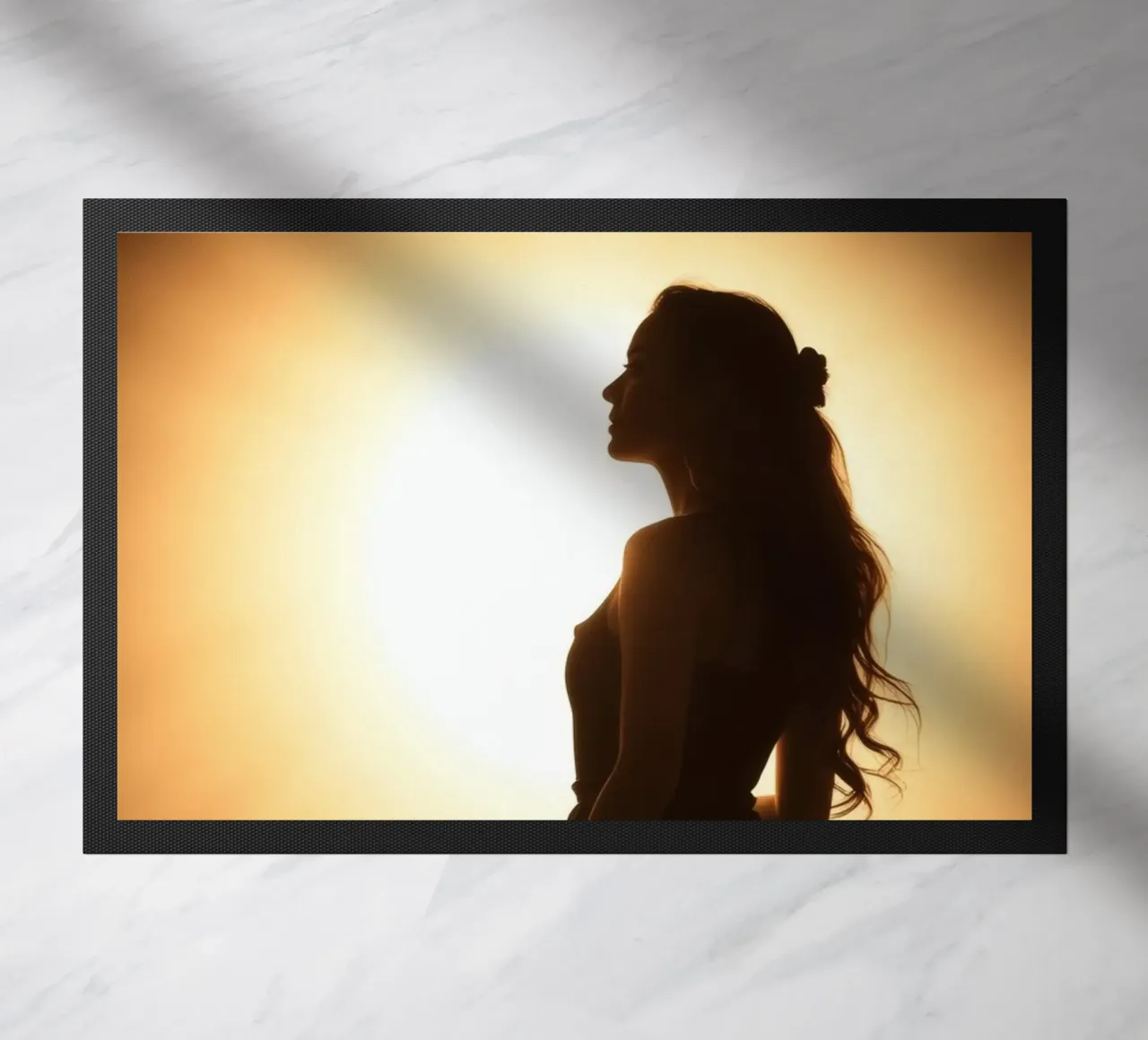 Silhouette élégante d'une femme dans une robe fluide paillasson de DesignDoodle