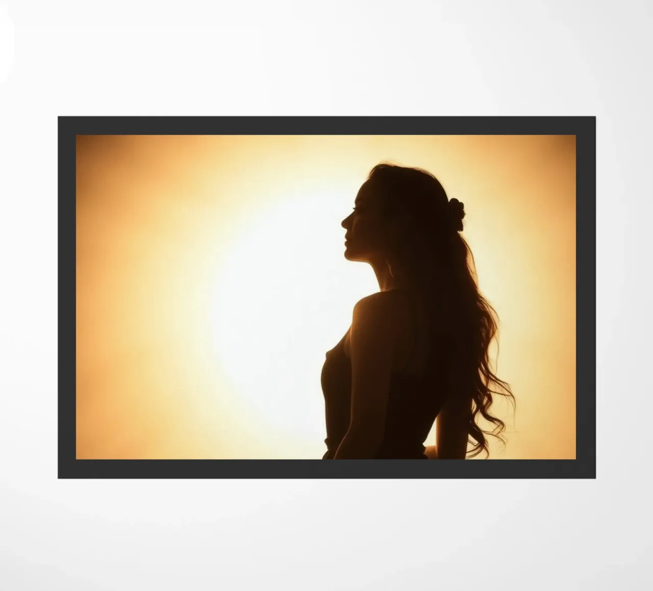 Silhouette élégante d'une femme dans une robe fluide paillasson de DesignDoodle