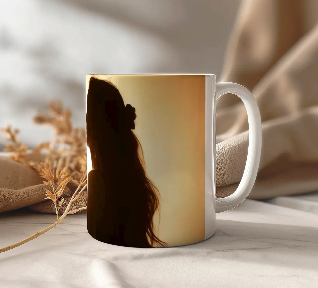 Elegante silhouette di donna in abito fluente tazza in ceramica da DesignDoodle