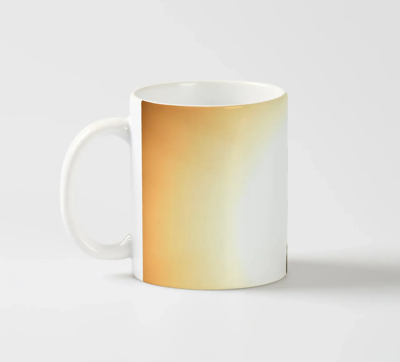 Elegante silhouette di donna in abito fluente tazza in ceramica da DesignDoodle