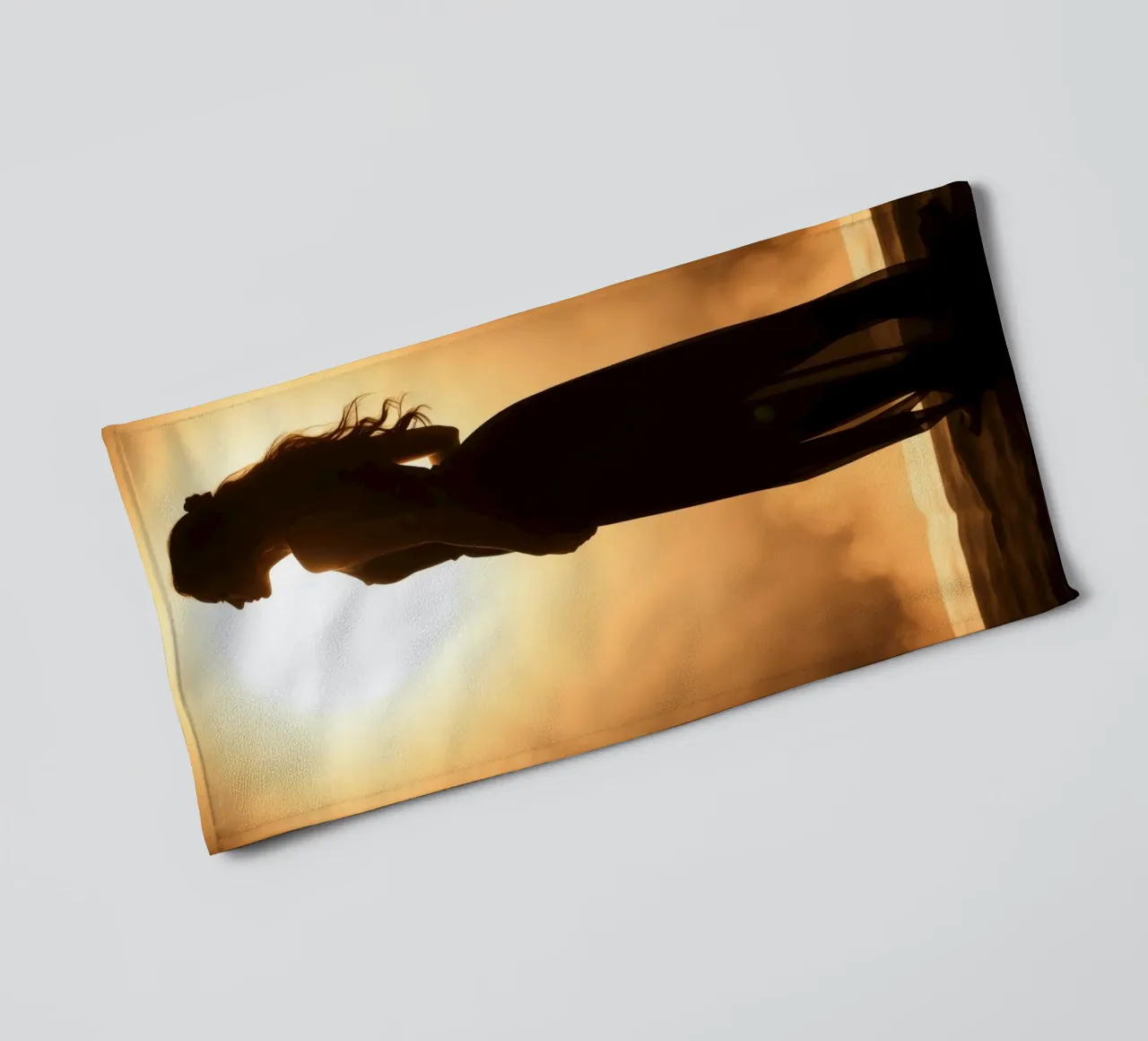 Silhouette élégante d'une femme dans une robe fluide serviette de bain de DesignDoodle