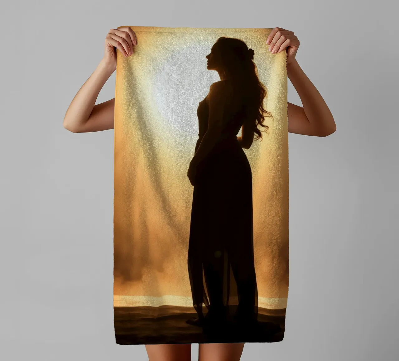 Silhouette élégante d'une femme dans une robe fluide serviette de bain de DesignDoodle