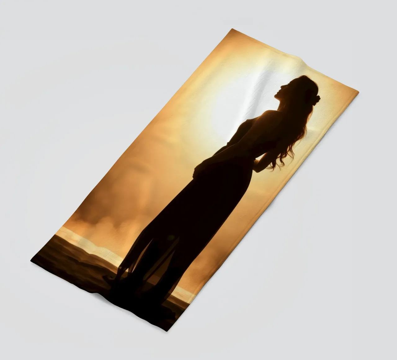 Elegante silhouette di donna in abito fluente telo mare da DesignDoodle