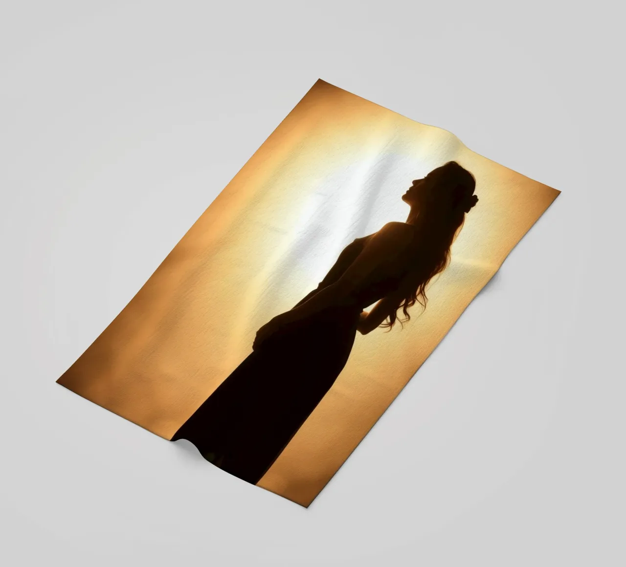 Elegante silhouette di donna in abito fluente telo mare da DesignDoodle