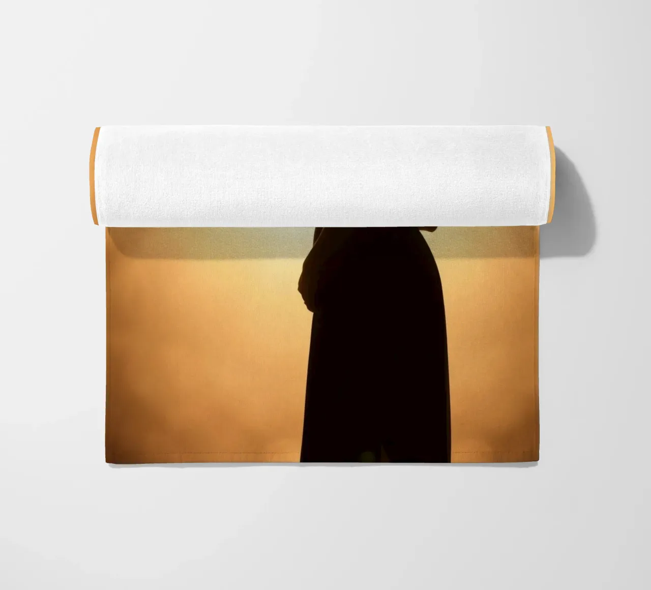 Elegante silhouette di donna in abito fluente telo mare da DesignDoodle