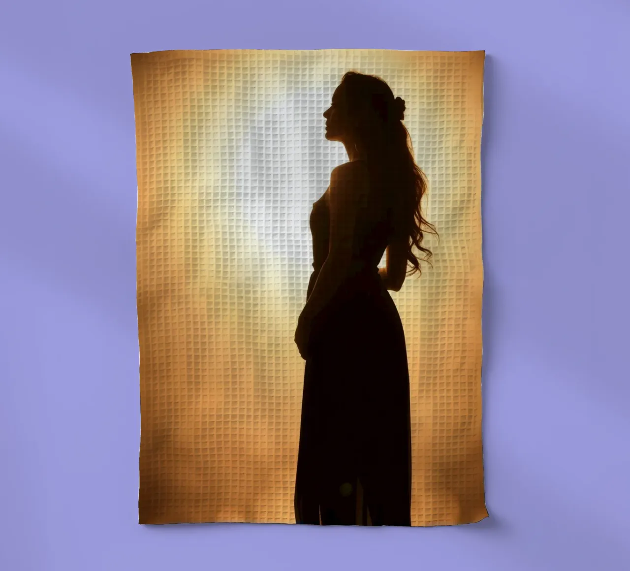 Silhouette élégante d'une femme dans une robe fluide torchon de DesignDoodle