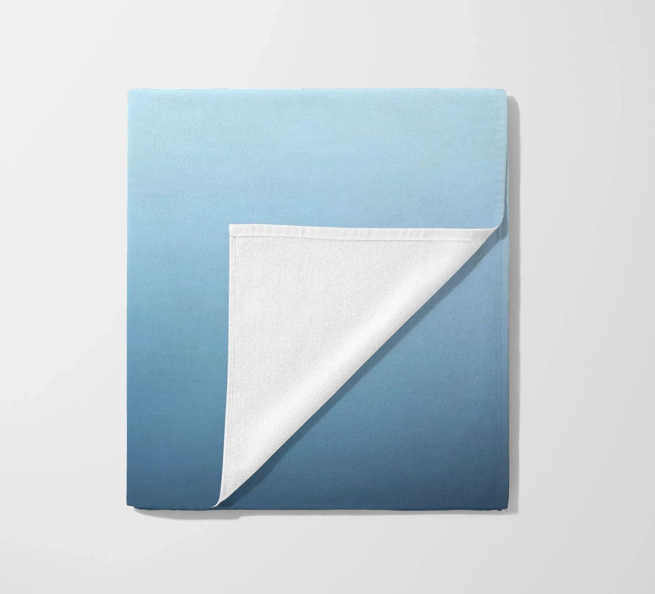 sfondo blu con sfumature morbide e rilassanti telo mare da DesignDoodle