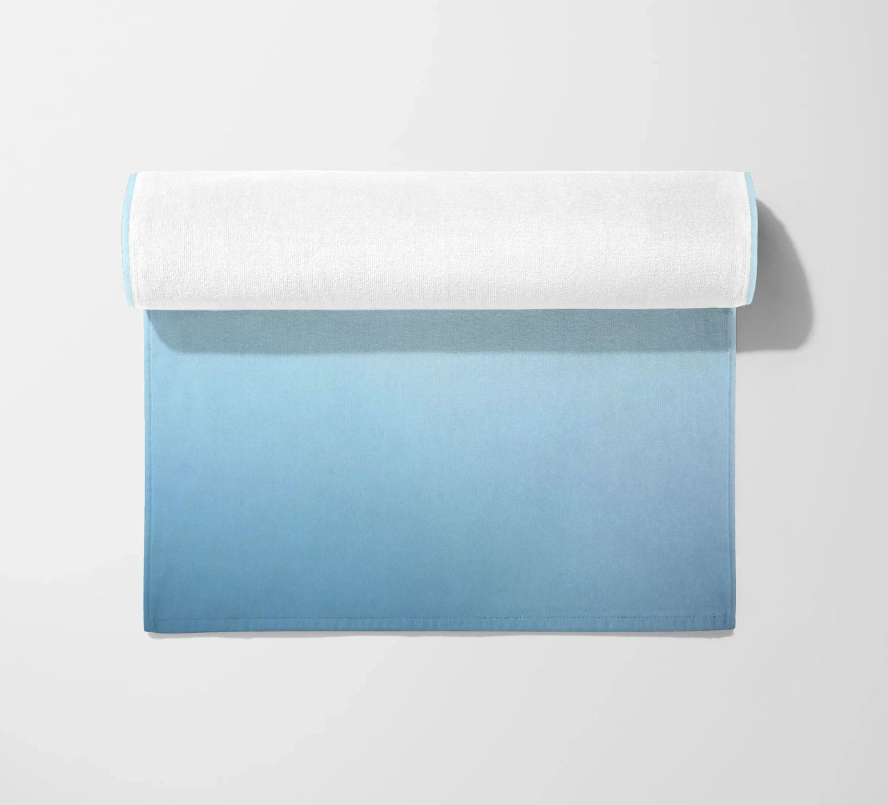 sfondo blu con sfumature morbide e rilassanti telo mare da DesignDoodle