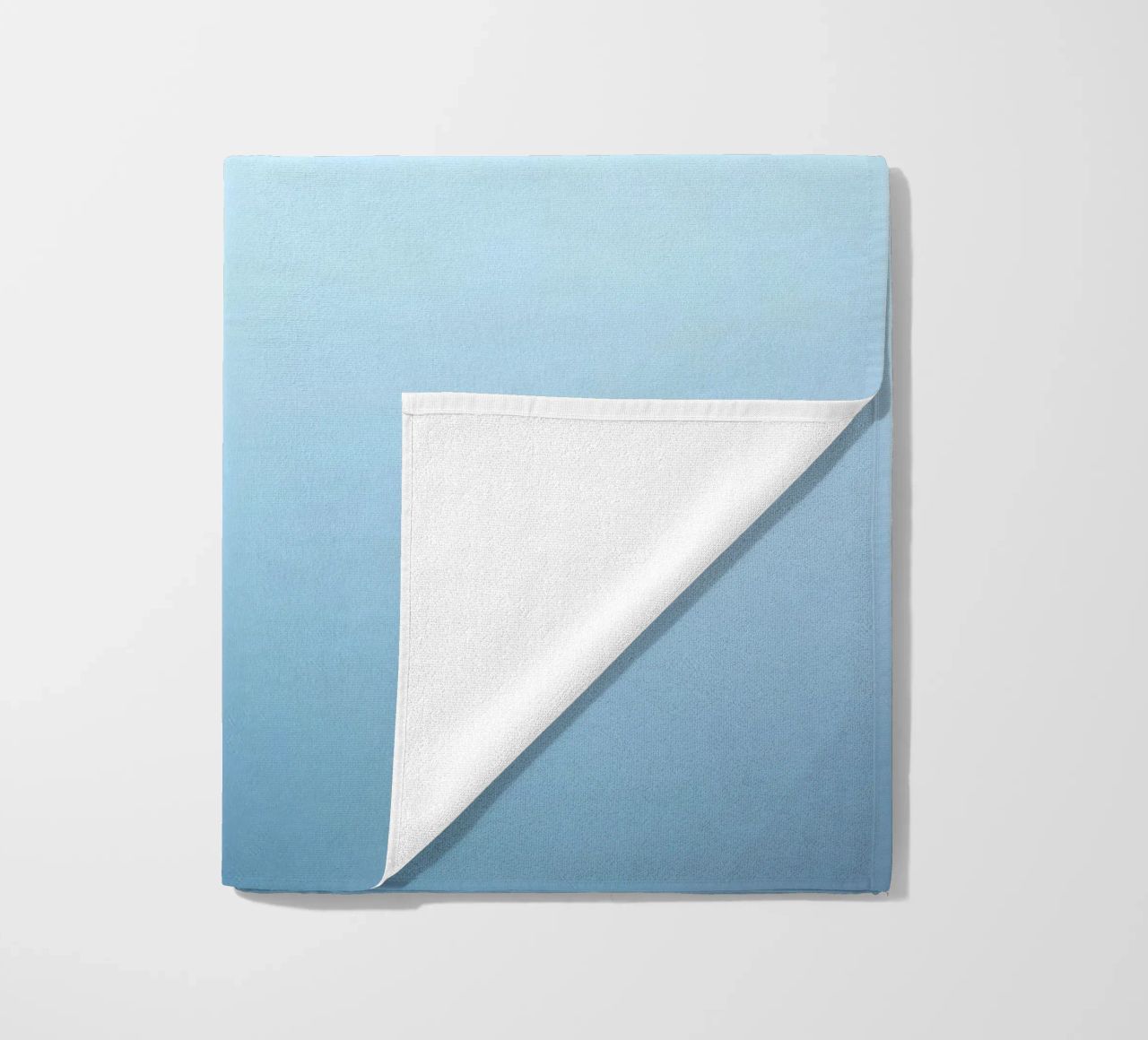 sfondo blu con sfumature morbide e rilassanti telo mare da DesignDoodle