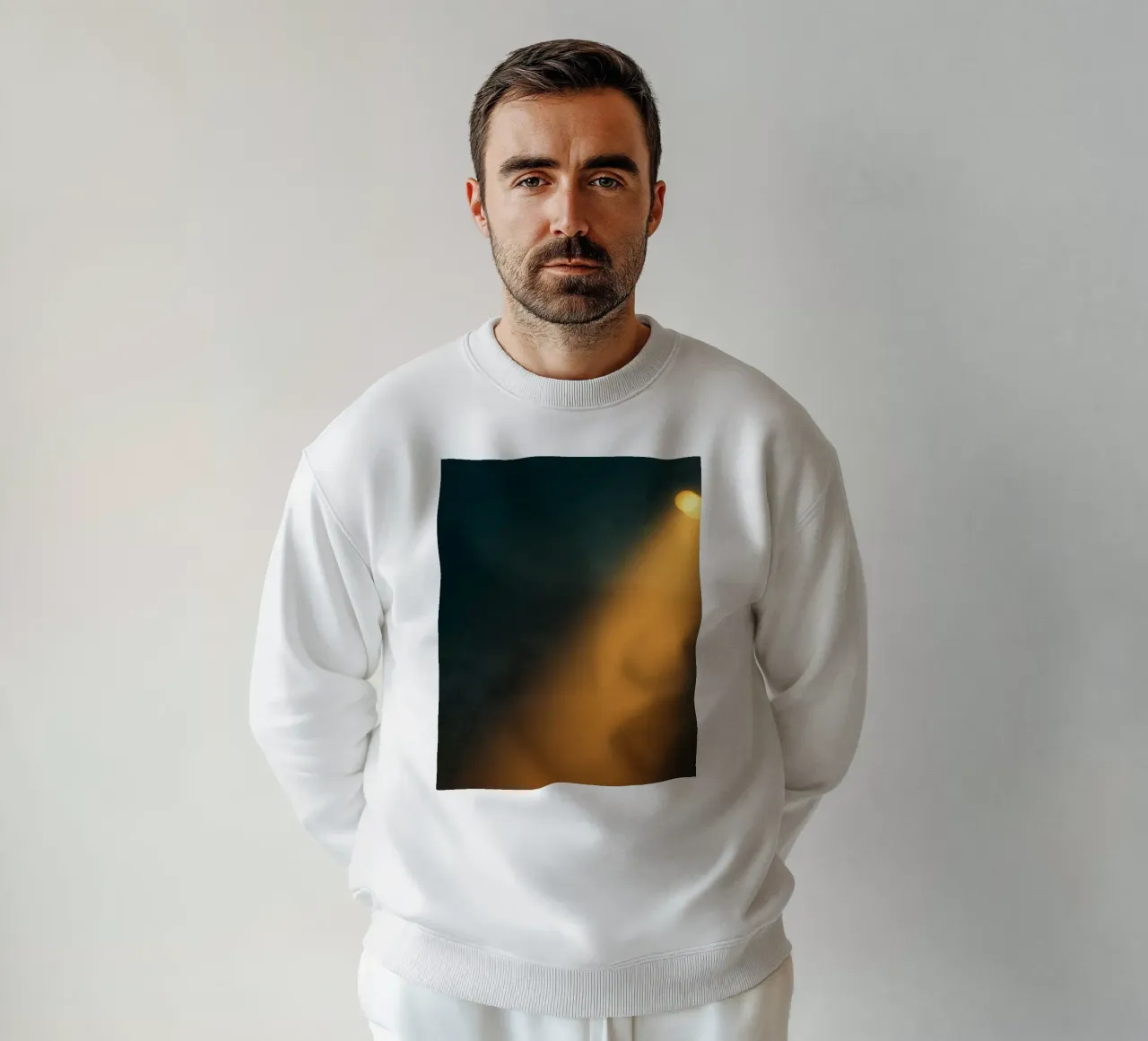 Explore warm light beams illuminating the abstract backgroun felpa da DesignDoodle