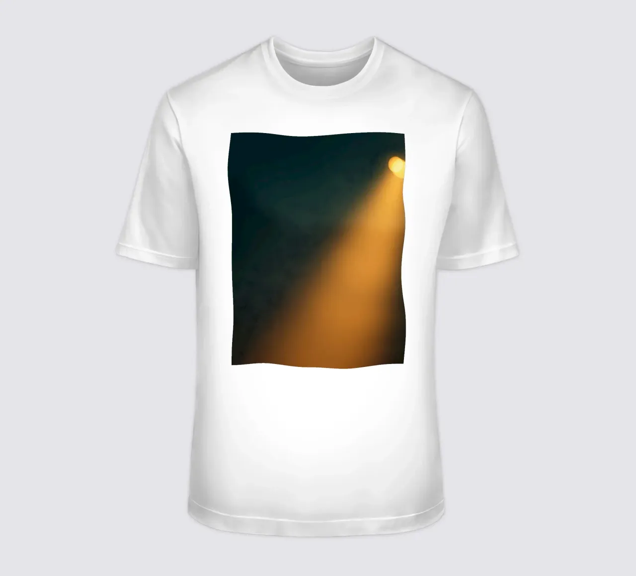 Explore warm light beams illuminating the abstract backgroun T-Shirt von DesignDoodle