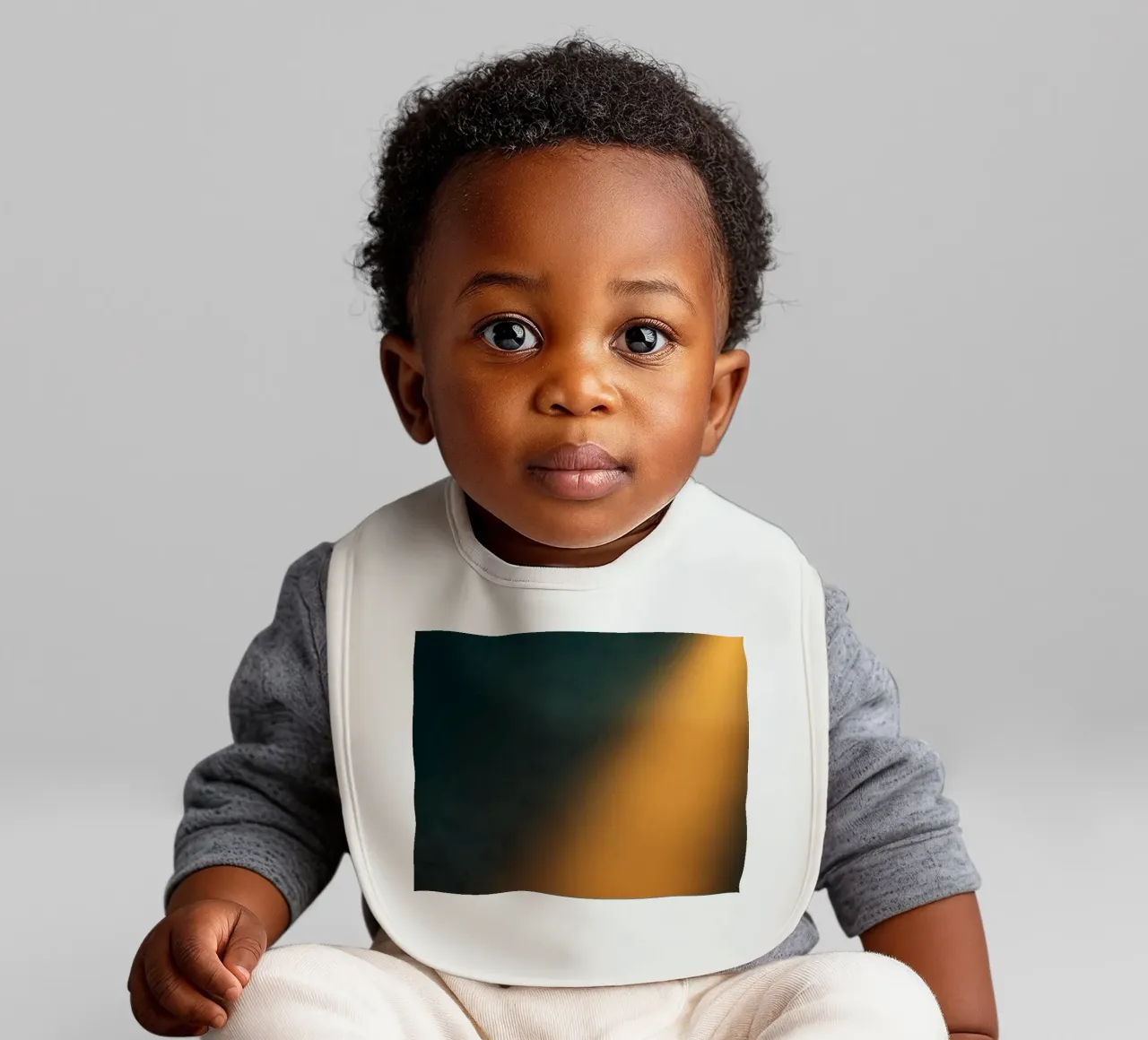 Explore warm light beams illuminating the abstract backgroun bavaglino da DesignDoodle