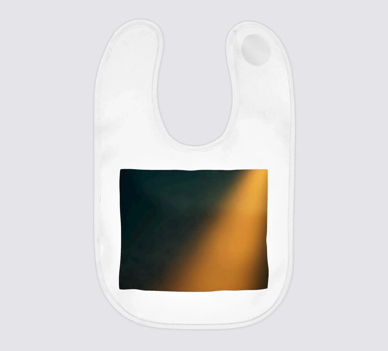 Explore warm light beams illuminating the abstract backgroun bavaglino da DesignDoodle