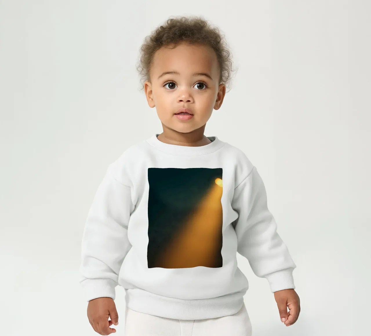 Explore warm light beams illuminating the abstract backgroun felpa neonato da DesignDoodle