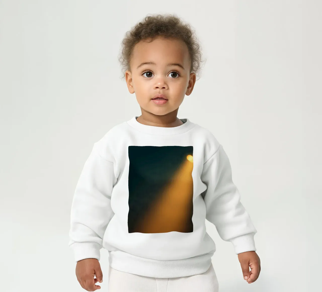 Explore warm light beams illuminating the abstract backgroun sweat pour bébé de DesignDoodle
